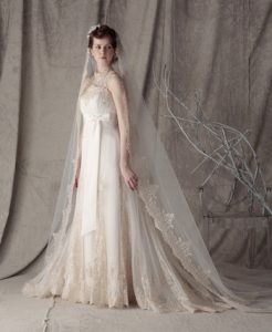 スレンダーラインドレス